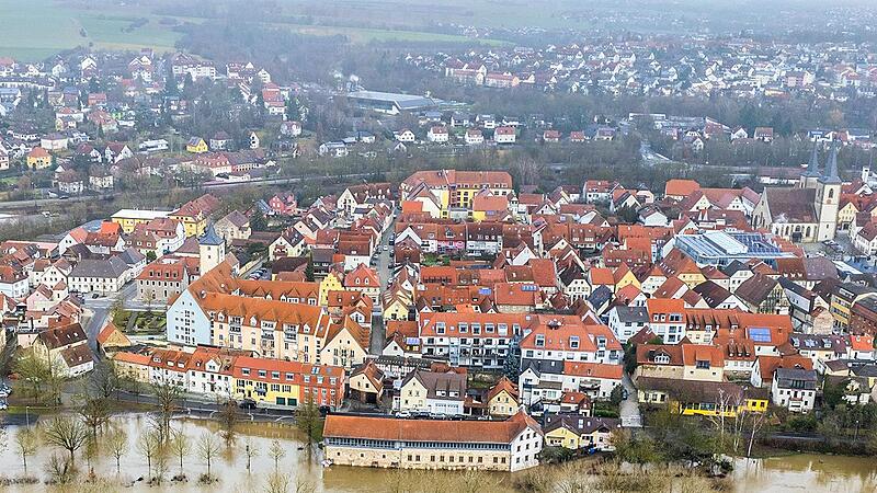 Nicht nur bei Hochwasser ist Haßfurt nah am Wasser gebaut. Im Bereich der Mainmühle  (im Vordergrund) könnte eine Flusswärmepumpe installiert werden.