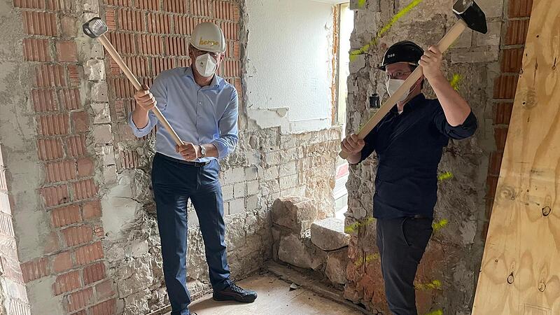 German Hacker (links) und Christoph Schmidt h&auml;mmern den Durchgang frei. In diesem Falle dienten die Masken auch mal als Staubf&auml;nger und nicht nur als Covid-Schutz.