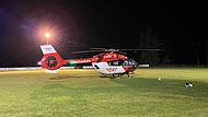 Auf dem Sportplatz landete der Hubschrauber, auch die Zeitlofser Feuerwehr half an der Ungl&uuml;cksstelle.