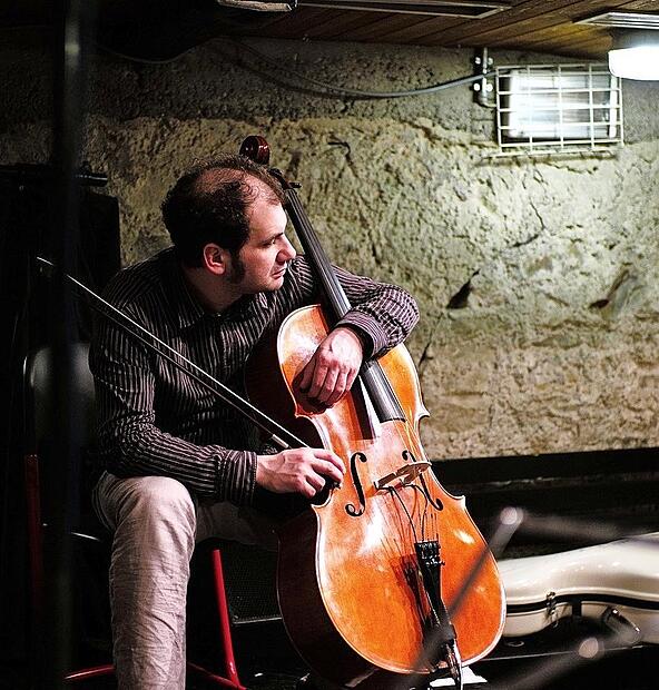 Der Cellist Christoph Schenker spielt im Jungen Theater Forchheim.
