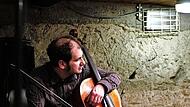 Der Cellist Christoph Schenker spielt im Jungen Theater Forchheim.