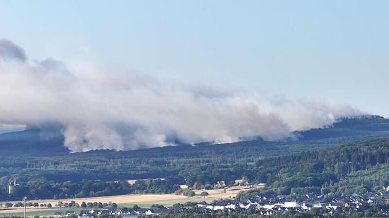 "Größter Waldbrand in der Geschichte NRWs": Brandgeruch treibt bis nach Franken "Größter Waldbrand in der Geschichte NRWs": Brandgeruch treibt bis nach Franken