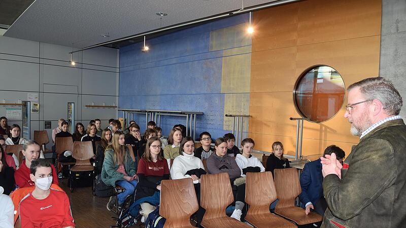 Karl Schenk Graf Stauffenberg berichtet den neunten Klassen des Höchstadter Gymnasium von seinem Großvater. Karl Schenk Graf Stauffenberg berichtet den neunten Klassen des Höchstadter Gymnasium von seinem Großvater.
