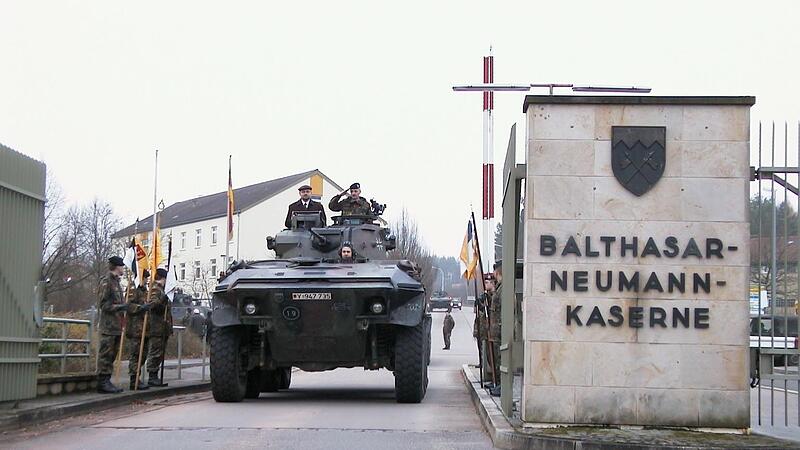 Der letzte &bdquo;Luchs&ldquo; zieht ab &ndash; gesteuert vom damaligen Eberner B&uuml;rgermeister Robert Herrmann und dem Kommandeur (im November 2003).