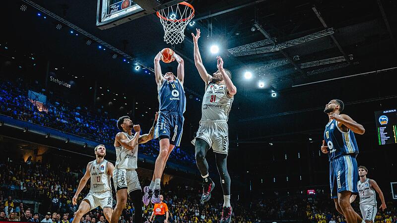 Der Berliner Power Forward Moses Wood fliegt ein. Ibi Watson (links) und Daniel Keppeler kommen zu spät. Der Berliner Power Forward Moses Wood fliegt ein. Ibi Watson (links) und Daniel Keppeler kommen zu spät.