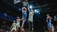 Der Berliner Power Forward Moses Wood fliegt ein. Ibi Watson (links) und Daniel Keppeler kommen zu sp&auml;t.