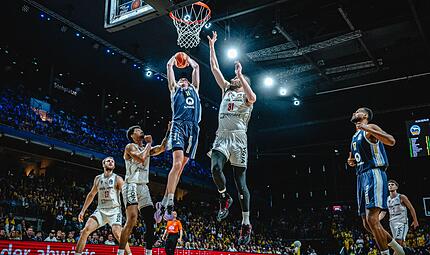 Der Berliner Power Forward Moses Wood fliegt ein. Ibi Watson (links) und Daniel Keppeler kommen zu sp&auml;t.