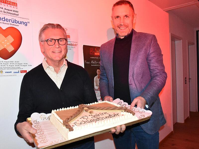 Der Thurnauer Bürgermeister Martin Bernreuther (r.)  gratulierte mit einer Torte.