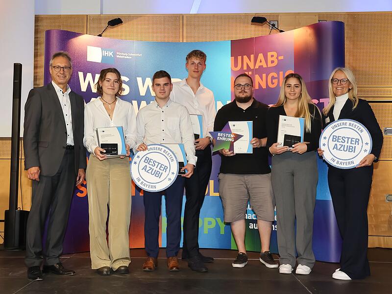Sechs der 93 Prüfungsbesten gehören zu den Bayern-Besten in ihrem jeweiligen Beruf. IHK-Präsidentin Caroline Trips (rechts) und der stellvertretende IHK-Hauptgeschäftsführer Jürgen Bode (links) gratulierten den Azubis.