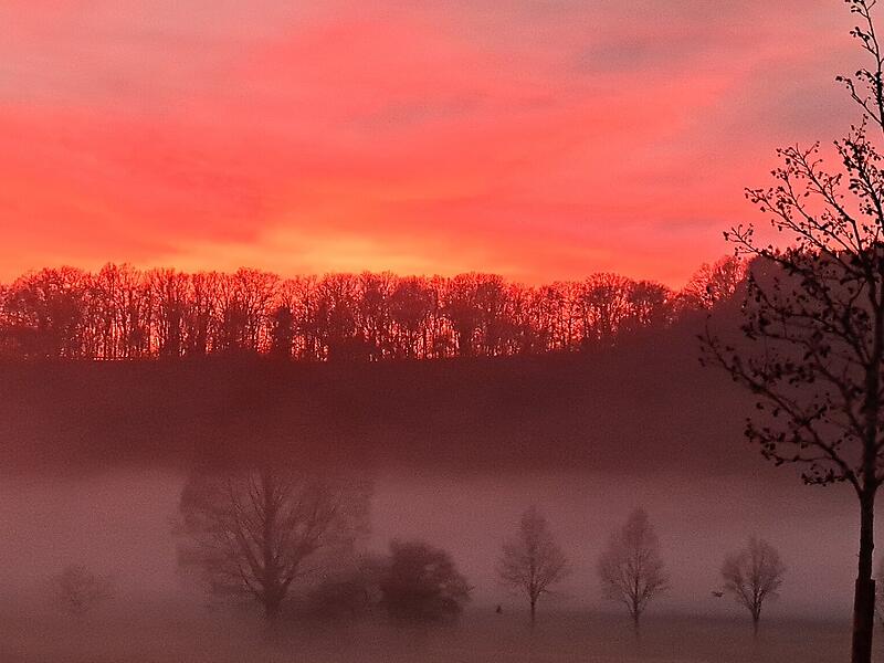 Abendrot im Saaletal N&auml;he Parkplatz Kurpark Bad Bocklet am 9. Dezember