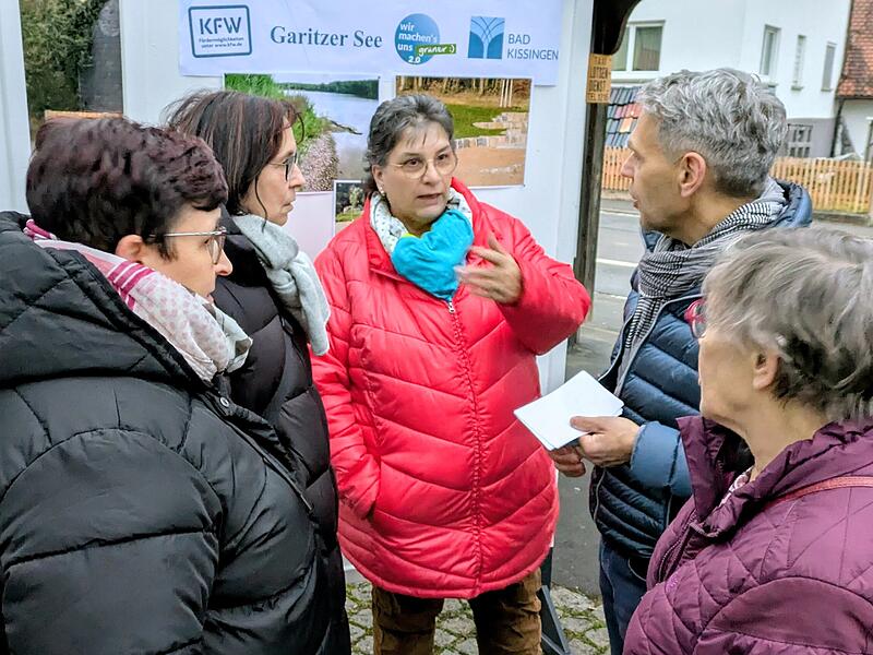 Stadt investiert halbe Million in Umgestaltung des Garitzer Sees Tiefbauamtsleiter Thomas Hornung (rechts) im Gespräch mit Garitzer Einwohnerinnen.