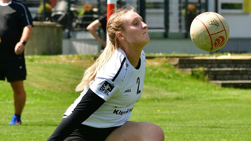 Den Abstieg aus der Bundesliga mussten die Faustballerinnen des TSV Staffelstein um Jule Donath in der Feldsaison hinnehmen.