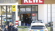 Ladendiebstahl eskaliert: Mann z&uuml;ckt Messer im Supermarkt