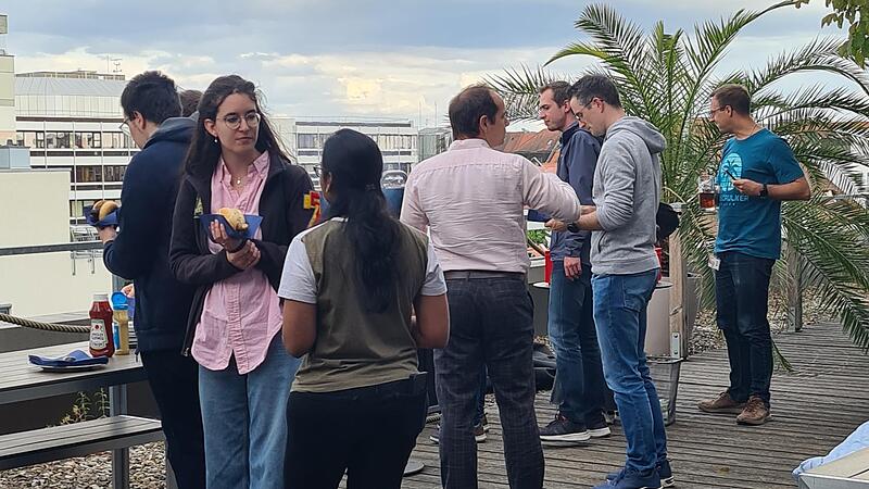 Auf der Dachterrasse in Erlangen entstand ein Austausch zwischen Teilnehmern, Mitarbeitern der Codemanufaktur und Gästen aus der Region. Auf der Dachterrasse in Erlangen entstand ein Austausch zwischen Teilnehmern, Mitarbeitern der Codemanufaktur und Gästen aus der Region.