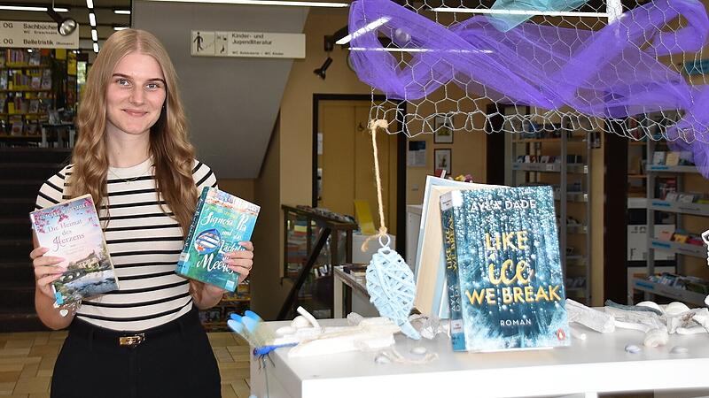 Am Sommerlekt&uuml;retisch:  Nicole Market wei&szlig;, was das Publikum will. Sie ist stellvertretende Leiterin der Kulmbacher Stadtb&uuml;cherei.