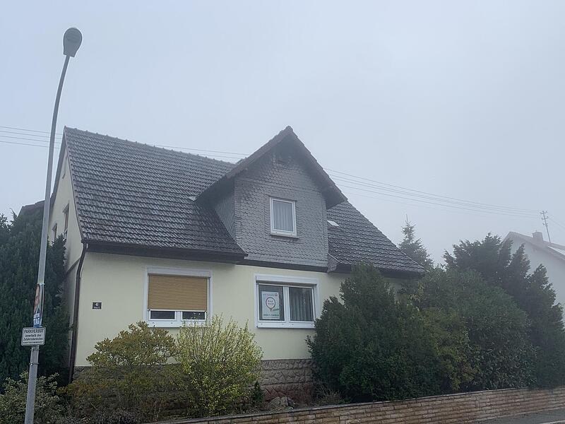 Seit etwas mehr als einem Jahr steht dieses Haus in Sonnefeld leer. Jetzt könnte sich eine neue Nutzung als Sammelunterkunft für Flüchtlinge anbahnen. Seit etwas mehr als einem Jahr steht dieses Haus in Sonnefeld leer. Jetzt könnte sich eine neue Nutzung als Sammelunterkunft für Flüchtlinge anbahnen.