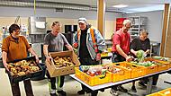Aus nicht verkauften Lebensmitteln von Supermärkten und Bäckereien stellen die Helfer im „Lebens-Mittel-Punkt“ in Höchstadt Essenskörbe zusammen, die gegen eine geringe Gebühr an Bedürftige abgegeben werden. Bei Marion C. (rechts) laufen hinter der Theke die Fäden zusammen. Aus nicht verkauften Lebensmitteln von Supermärkten und Bäckereien stellen die Helfer im „Lebens-Mittel-Punkt“ in Höchstadt Essenskörbe zusammen, die gegen eine geringe Gebühr an Bedürftige abgegeben werden. Bei Marion C. (rechts) laufen hinter der Theke die Fäden zusammen.