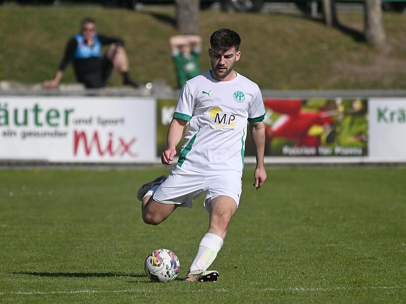 Der NeudrossenfelderJonas Larkow (Bild) hatte früh im Spiel die Chance zur Führung, scheiterte aber am Kornburger Torhüter Thorben Hochmuth. Der NeudrossenfelderJonas Larkow (Bild) hatte früh im Spiel die Chance zur Führung, scheiterte aber am Kornburger Torhüter Thorben Hochmuth.