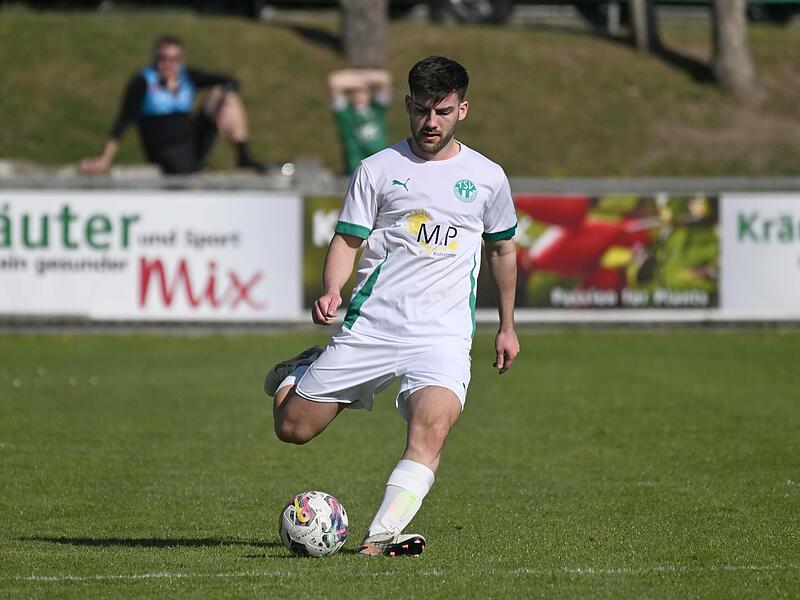 Der NeudrossenfelderJonas Larkow (Bild) hatte früh im Spiel die Chance zur Führung, scheiterte aber am Kornburger Torhüter Thorben Hochmuth. Der NeudrossenfelderJonas Larkow (Bild) hatte früh im Spiel die Chance zur Führung, scheiterte aber am Kornburger Torhüter Thorben Hochmuth.