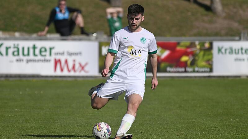 Der NeudrossenfelderJonas Larkow (Bild) hatte fr&uuml;h im Spiel die Chance zur F&uuml;hrung, scheiterte aber am Kornburger Torh&uuml;ter Thorben Hochmuth.
