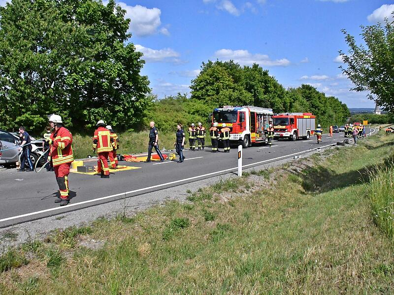 Die B 279 war im Unfallbereich für mehrere Stunden für den Verkehr   gesperrt.