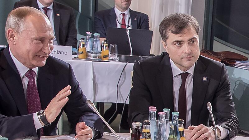 Wladimir Putin und Berater Surkow