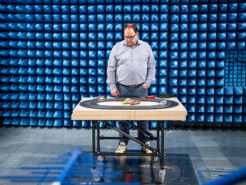 TÜV Rheinland zeigt Prüfverfahren von Spielzeug im Labor