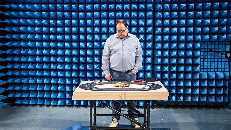 TÜV Rheinland zeigt Prüfverfahren von Spielzeug im Labor TÜV Rheinland zeigt Prüfverfahren von Spielzeug im Labor