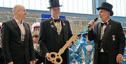 OB Dirk Vogel bekommt den Schl&uuml;ssel und die Kasse zur&uuml;ck.