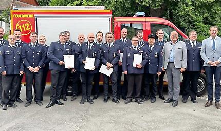 Ehrungen standen auf dem Feuerwehrtag an (v.&nbsp;l.): Christian M&uuml;ller, Stephan Herbst, Michael W&ouml;lker, Patrick Brendel, Felix Schnitzerlein, Sabrina P&ouml;hlmann, Manfred Rusche (40 Jahre), Heinrich W&ouml;lfel, Dritter B&uuml;rgermeister Reiner Ziegler, Sebastia...