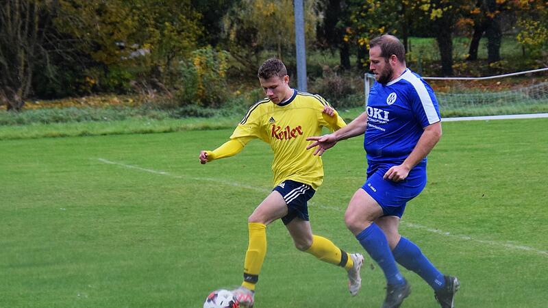 Hannes Leitsch (links) von der SG Oberleichtersbach ist hier einen Tick schneller am Ball als  Mario Eberlein von der SG Euerdorf.