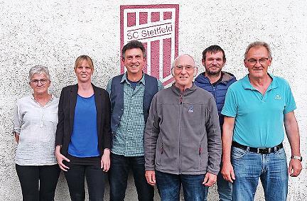 Die Geehrten des SC Stettfeld (von links): Helga, Daniela und Matthias Spath, sowie Gerhard Böhm und Manfred Beck mit dem 1. Vorstand Christian Röthlein.