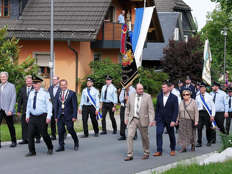 Der Festzug wurde von den Ehreng&auml;sten und Vorsitzendem Horst Kotschenreuther angef&uuml;hrt. Links Landrat Klaus L&ouml;ffler, in der Mitte B&uuml;rgermeister Sven Schuster (mit Amtskette).