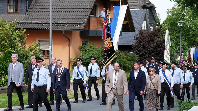 Der Festzug wurde von den Ehreng&auml;sten und Vorsitzendem Horst Kotschenreuther angef&uuml;hrt. Links Landrat Klaus L&ouml;ffler, in der Mitte B&uuml;rgermeister Sven Schuster (mit Amtskette).