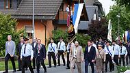Der Festzug wurde von den Ehreng&auml;sten und Vorsitzendem Horst Kotschenreuther angef&uuml;hrt. Links Landrat Klaus L&ouml;ffler, in der Mitte B&uuml;rgermeister Sven Schuster (mit Amtskette).