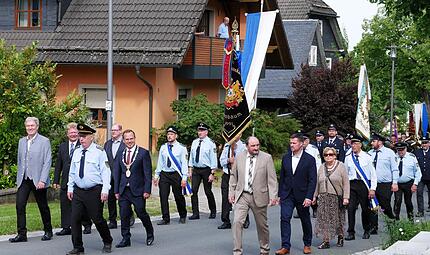 Der Festzug wurde von den Ehreng&auml;sten und Vorsitzendem Horst Kotschenreuther angef&uuml;hrt. Links Landrat Klaus L&ouml;ffler, in der Mitte B&uuml;rgermeister Sven Schuster (mit Amtskette).