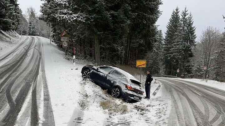 Unfall im Sattelgrund: Fahrerin fährt gegen leitpfosten