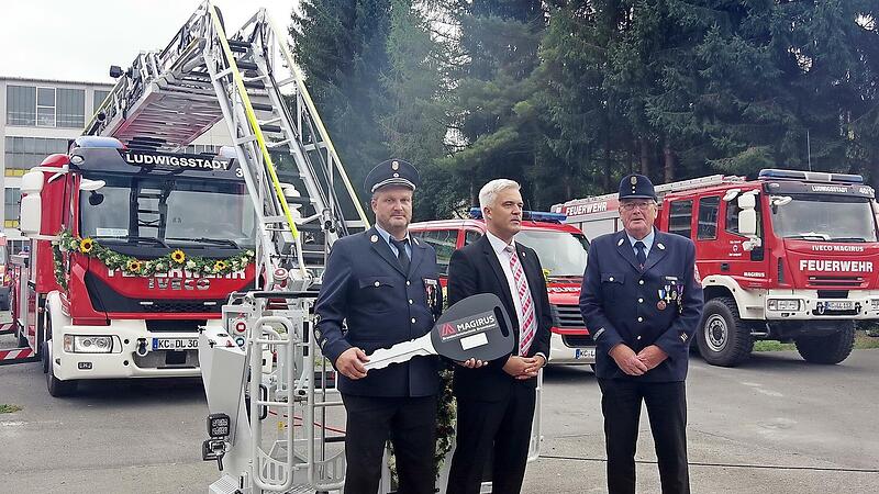 Eingeweiht und offiziell in Dienst gestellt: Bürgermeister Timo Ehrhardt (Mitte) übergab den symbolischen Schlüssel für das neue Drehleiterfahrzeug an KommandantJörg Söllner (links) und den Ehrenvorsitzenden Gerhard Bergmann.