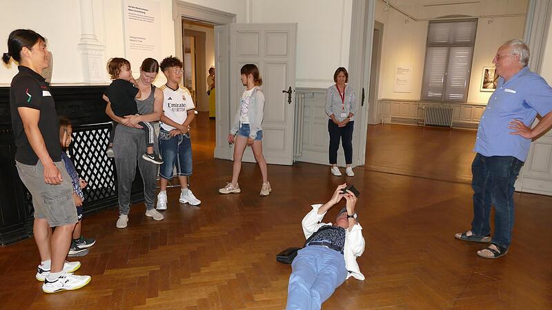 Fotok&uuml;nstler Uwe Gaasch (liegend) gab mit K&ouml;rpereinsatz einen Einblick in seine Arbeit.