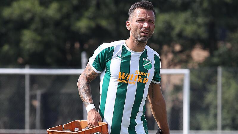 Anpacken kann er: Mario Herrmannsd&ouml;rfer, hier noch im Trikot des SV D&ouml;rfleins, war sich auch f&uuml;r das Schleppen der Wasserk&auml;sten nicht zu schade. Nach dieser Saison verabschiedet sich der aktuelle Coach des FSG Gunzendorf nach dann 33 Jahren allerd...