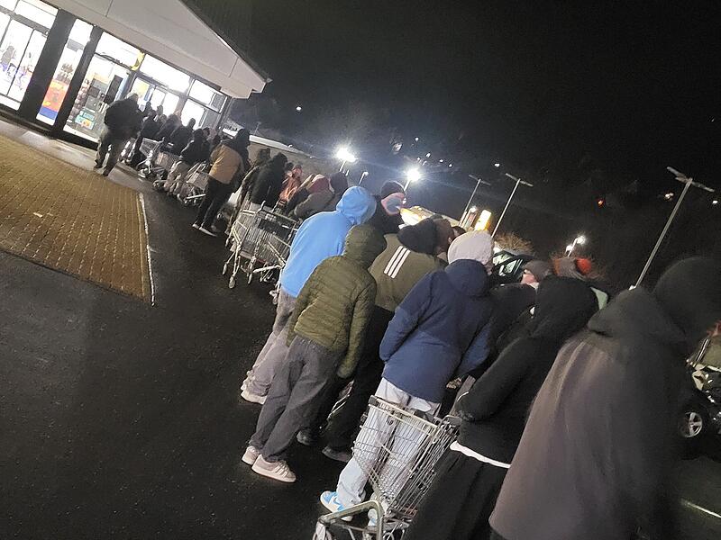 Bad Br&uuml;ckenau, am Montagmorgen, 29. Dezember 2025: Anstehen f&uuml;r Silvester-B&ouml;ller vor einem Discounter