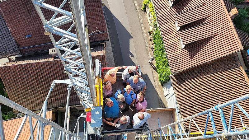 Nicht über die Leiter, sondern mit einem Aufzug erreichten die Stadträte die oberen Bereiche des Jörgentores.