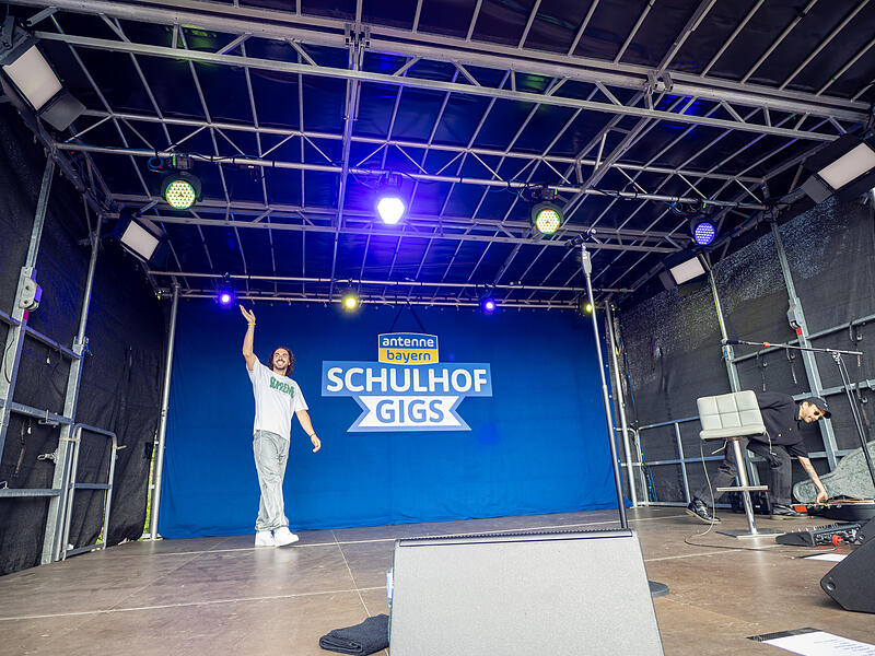 Antenne Bayern Schulhof Gig 2025 HöchstadtAntenne Bayern Schulhof Gig 2025 Höchstadt Sänger Bojan Kalajdzic von der Mannheimer Band ClockClock beim Autritt am Höchstadter Gymnasium.