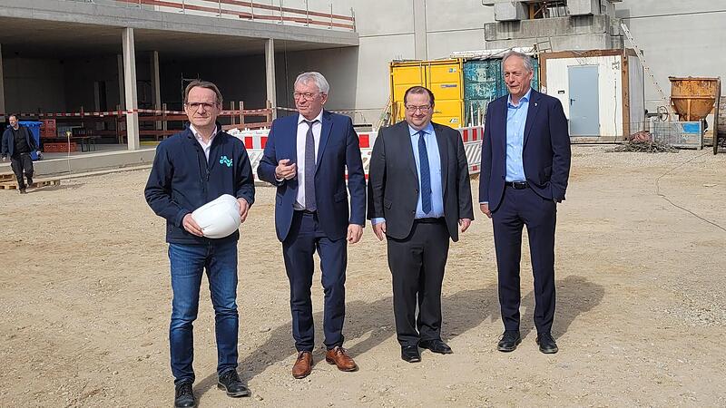 Richtfest des Cleantech Innovation Park Hallstadt: Cleantech-Gesch&auml;ftsf&uuml;hrer Peter Keller, Landrat Johann Kalb, Hallstadts B&uuml;rgermeister Thomas S&ouml;der und Michelin-Werksdirektor Christian Metzger (von links) sind stolz.