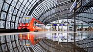 Regionalzug fährt in den Hauptbahnhof Berlin ein