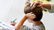 Lob oder Kritik am Zeugnistag? Die schulische Leistung definiert nicht den Wert eines Kindes.