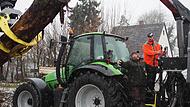 Ulrich Geldner (links) erklärt Gerd Kastner, wie der Holzrückewagen zu bedienen ist.