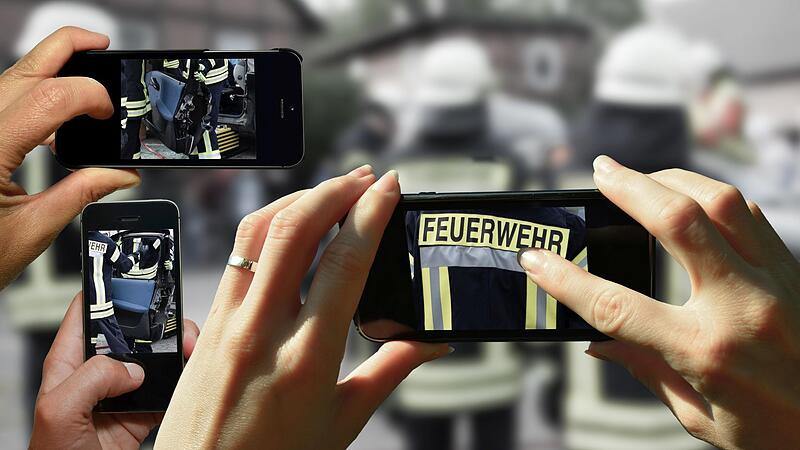 Rund 50 Schaulustige fotografierten und filmten mit ihren Handys den Rettungseinsatz.