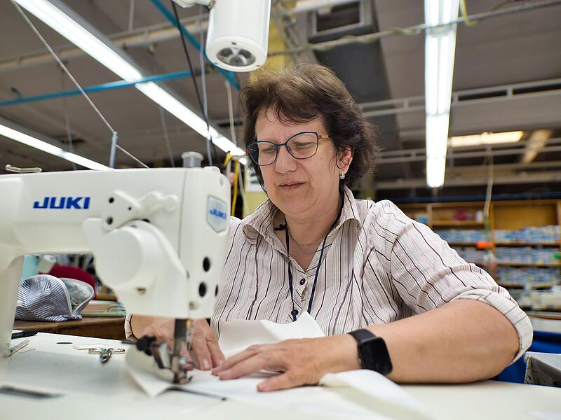 Sie hat die Hosen an (ihrem Platz): Moden&auml;herin Cornelia H&uuml;bschmann arbeitet t&auml;glich an neuen Prototypen bei Forchheims letztem Modekonzern Weber & Ott. Auch wenn die Massenproduktion nicht mehr in Forchheim stattfindet, hat die Firma nach wie vor Gewicht in der Stadt.