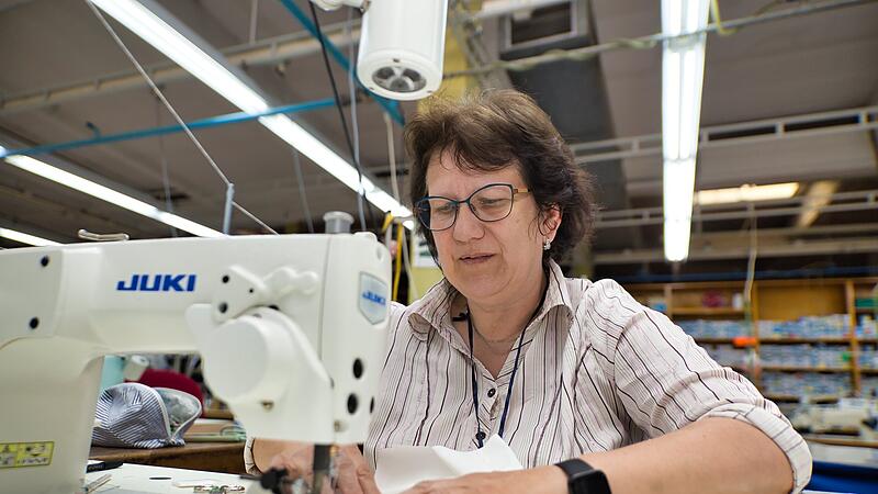 Sie hat die Hosen an (ihrem Platz): Moden&auml;herin Cornelia H&uuml;bschmann arbeitet t&auml;glich an neuen Prototypen bei Forchheims letztem Modekonzern Weber & Ott. Auch wenn die Massenproduktion nicht mehr in Forchheim stattfindet, hat die Firma nach wie vor Gewicht in der Stadt.